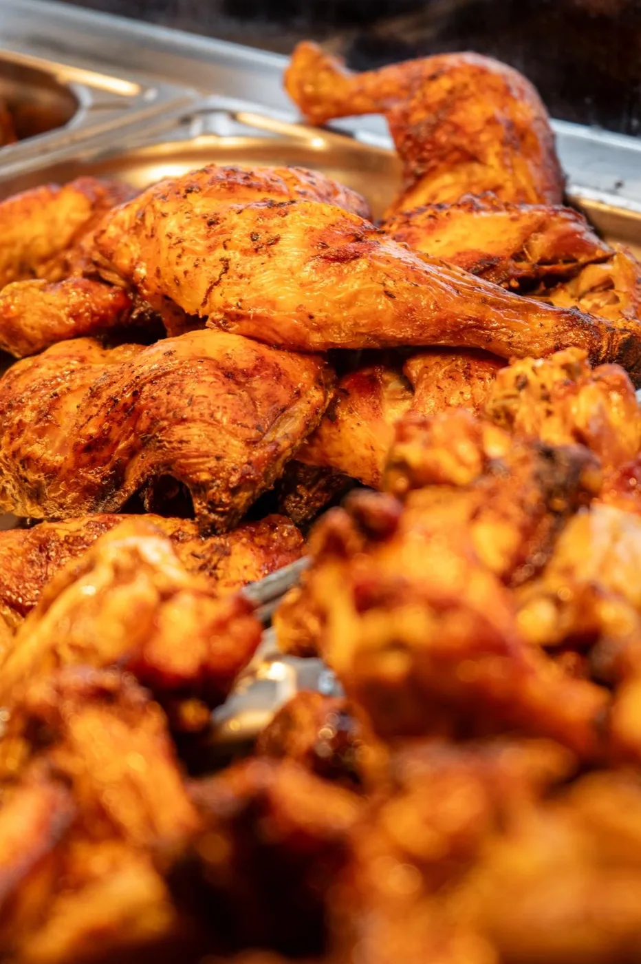 Poulet brais&eacute; dor&eacute; saisi &agrave; la pince
