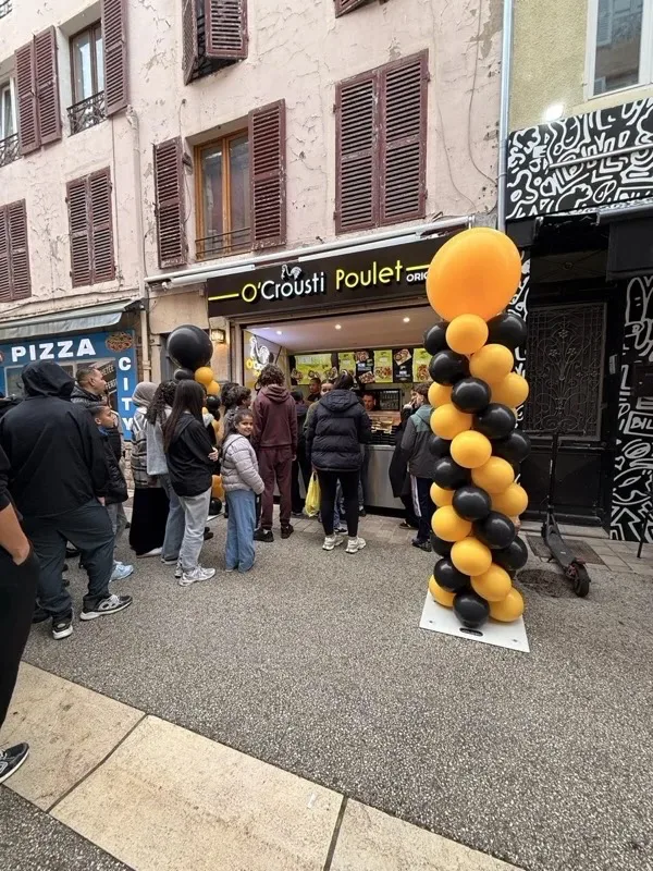 Ouverture O'Crousti, foule devant le restaurant