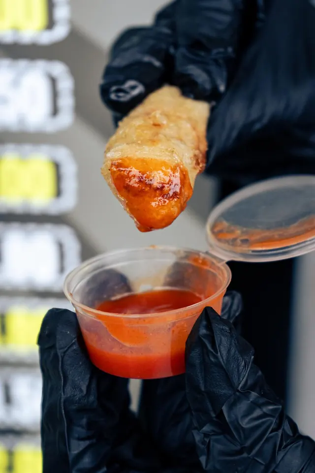 Brick au poulet trempé dans la sauce piquante