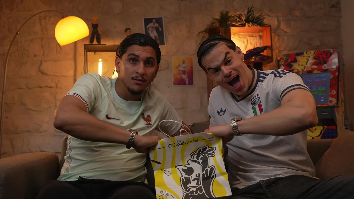 Deux créateurs de contenu ouvrent un sac O'Crousti Poulet