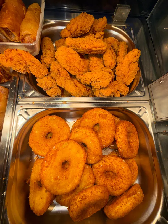 Tenders et donuts de poulet en vitrine
