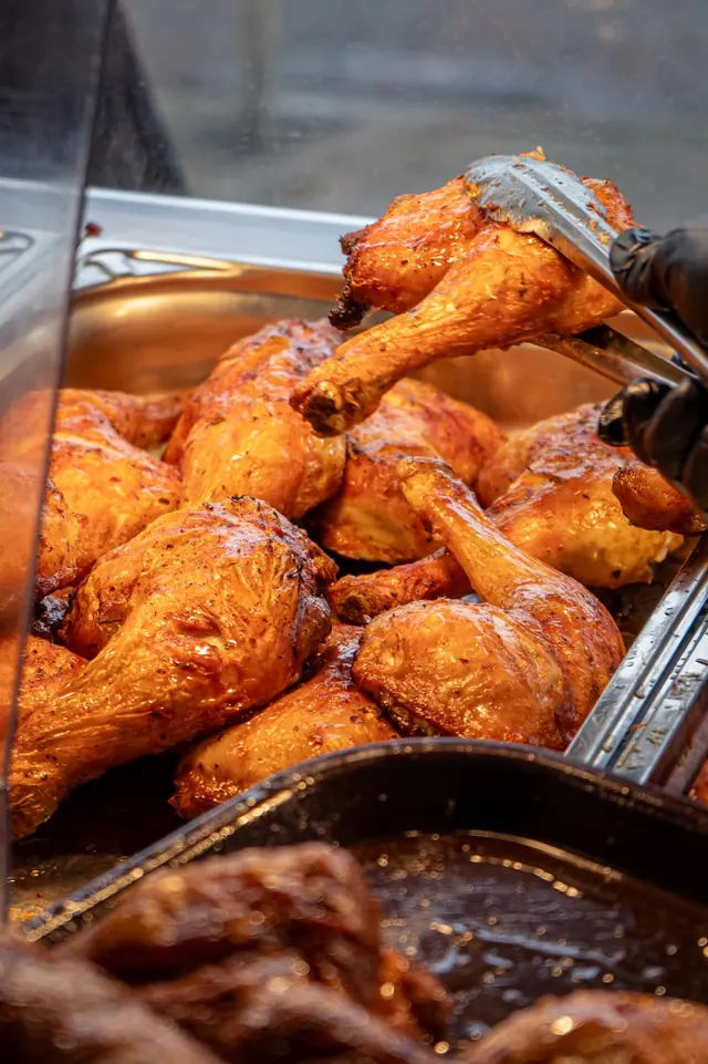 Cuisses de poulet braisées servies à la pince